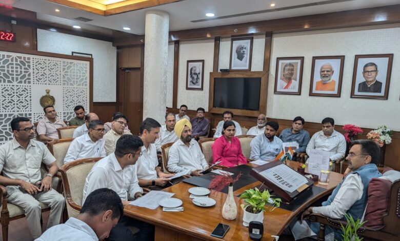करनाल रिंग रोड से जुड़े लंबित विषयों के समाधान हेतु बहु-विभागीय बैठक विस अध्यक्ष हरविन्द्र कल्याण की अध्यक्षता में हुई समीक्षा चंडीगढ़, 15 जुलाई हरियाणा विधान सभा अध्यक्ष हरविन्द्र कल्याण ने करनाल रिंग रोड परियोजना के सुचारू क्रियान्वयन के लिए वरिष्ठ अधिकारियों के साथ बैठक की। बैठक में परियोजना से जुड़े विभिन्न लंबित विषयों विशेषकर बिजली संबंधी कार्यों के निर्बाध ढंग से सिरे चढ़ाने पर व्यापक योजना बनी। बैठक में राष्ट्रीय राजमार्ग प्राधिकरण (एनएचएआई), हरियाणा विद्युत प्रसारण निगम लिमिटेड (एचवीपीएनएल), उत्तर हरियाणा बिजली वितरण निगम लिमिटेड (यूएचबीवीएन), भाखड़ा ब्यास प्रबंधन बोर्ड (बीबीएमबी) तथा जिला प्रशासन करनाल के वरिष्ठ एवं तकनीकी अधिकारियों ने भाग लिया। विस अध्यक्ष हरविन्द्र कल्याण ने अधिकारियों को निर्देश दिए गए कि सभी विभाग आपसी समन्वय के साथ लंबित विषयों का समयबद्ध समाधान सुनिश्चित करें, ताकि परियोजना की प्रगति में किसी प्रकार की बाधा न आने पाए। उन्होंने कहा कि क्षेत्र के नागरिकों को बेहतर यातायात सुविधाओं का लाभ शीघ्र प्राप्त करवाना उनका उद्देश्य है। उन्होंने इस बात पर विशेष बल दिया गया कि विकास कार्यों के साथ-साथ जनसुविधा एवं जनहित को सर्वोच्च प्राथमिकता दी जाए तथा सभी संबंधित विभाग आवश्यक कार्यवाही को निर्धारित समय सीमा में पूरा करें। बैठक में विशेष रूप से हरियाणा विद्युत प्रसारण निगम लिमिटेड के प्रबंध निदेशक आदित्य दहिया, भाखड़ा ब्यास प्रबंधन बोर्ड के सदस्य हरप्रीत सिंह मनोचा, करनाल के उपायुक्त आनंद शर्मा, राष्ट्रीय राजमार्ग प्राधिकरण के परियोजना निदेशक आकृति गुप्ता उपस्थित रहे।