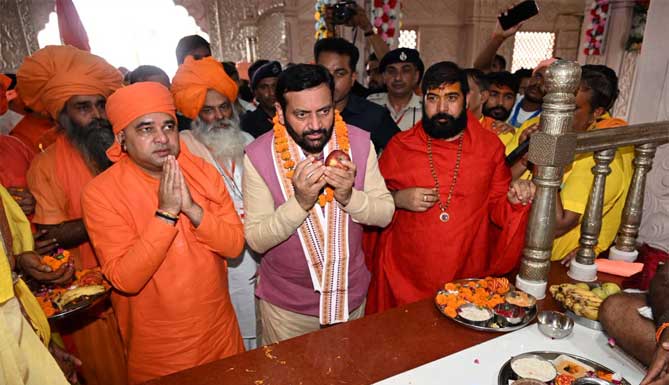 उझाना में बोले CM नायब सैनी: संत-महापुरुष समाज को सत्य, सेवा और राष्ट्रभक्ति की राह दिखाते हैं, गांव के विकास के लिए 1.51 करोड़ की घोषणा