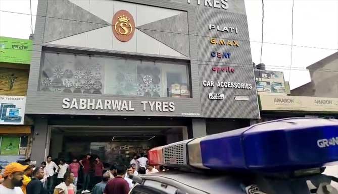 Yamunanagar Firing: सभरवाल टायर शोरूम पर देर रात ताबड़तोड़ फायरिंग, पोस्टर चिपकाकर दी धमकी; CCTV खंगाल रही पुलिस